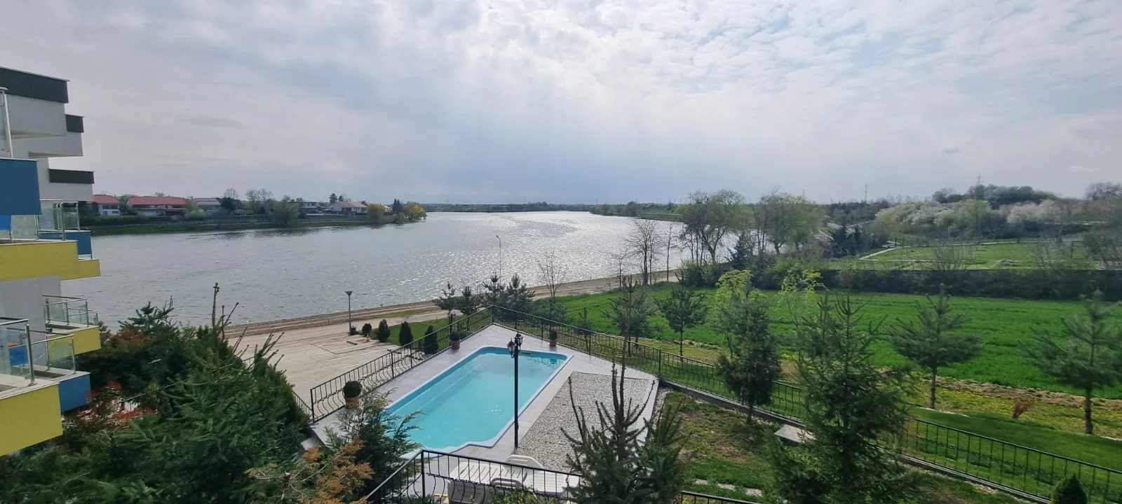 Evadare pe malul lacului: Experiența ai-cazare.ro la Lakeview Residences Snagov