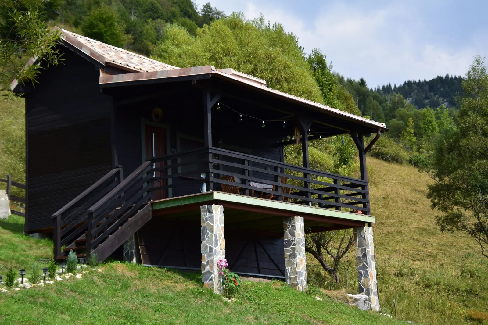 Măgura Rustic Tiny House: Refugiul de poveste unde timpul stă pe loc în inima munților