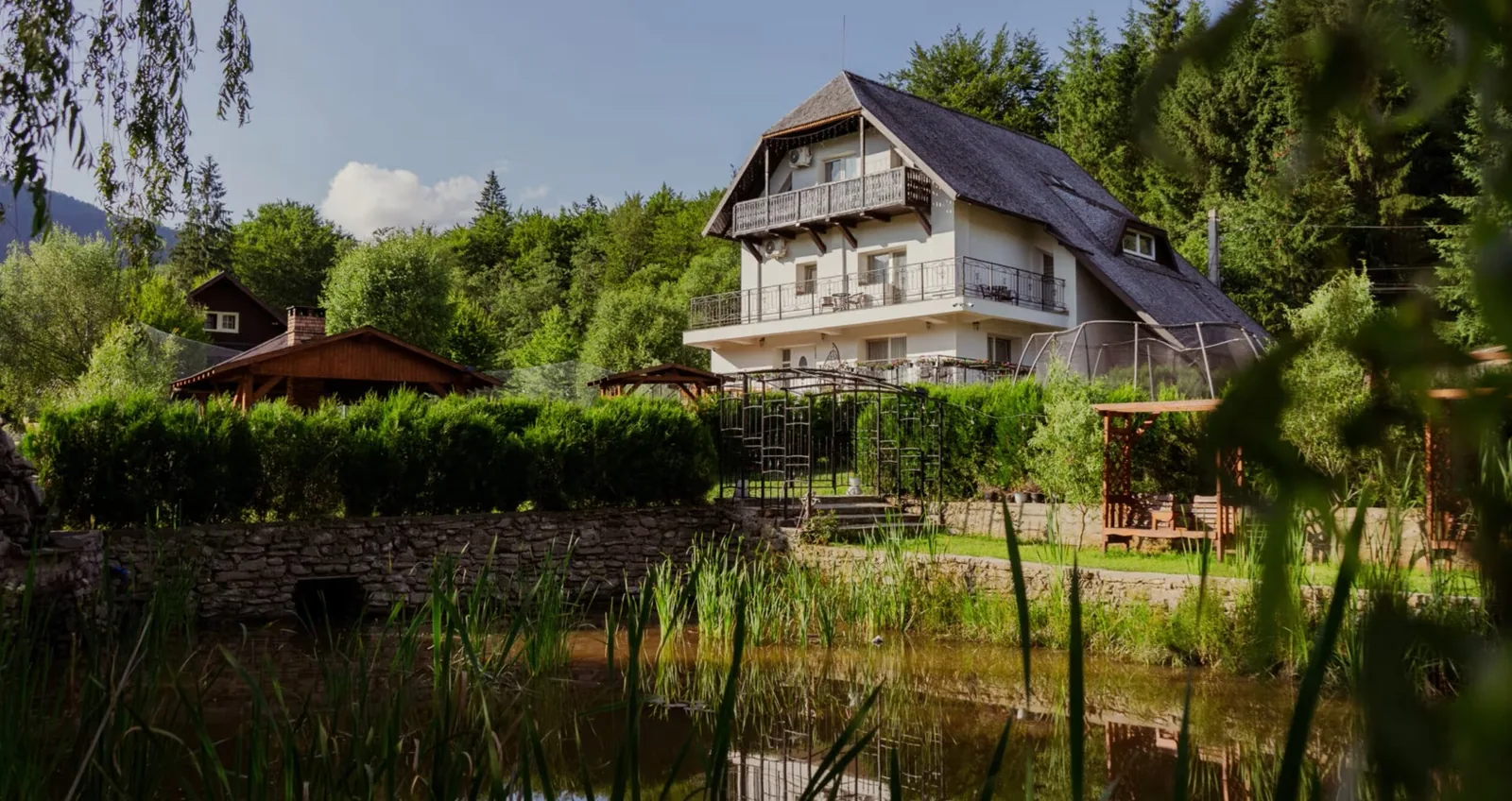 Pensiunea Ideal din Cheia: Cazare la Munte cu Vedere la Pădure și Munți