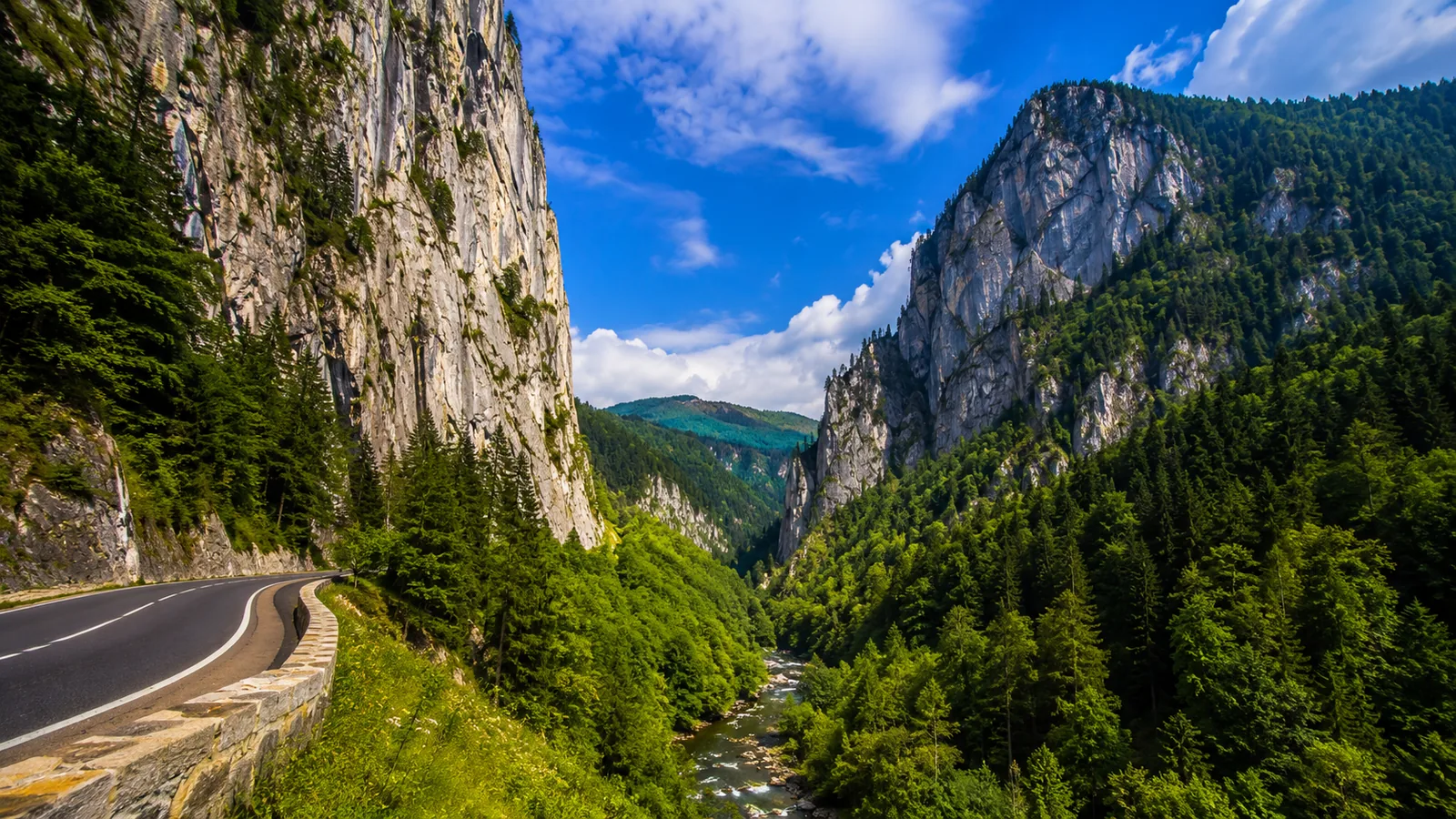 Cheile Bicazului – Spectacolul Naturii în Inima Carpaților
