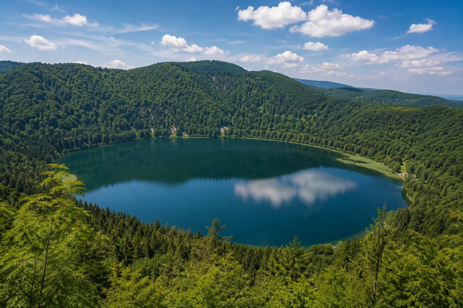 Lacul Sfânta Ana: singurul lac vulcanic din România, în craterul unui vulcan adormit