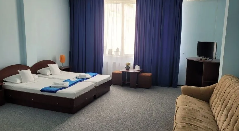 Cameră dublă cu canapea extensibilă