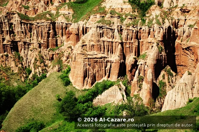 Rezervaţia naturală geologică Râpa Roșie foto 2
