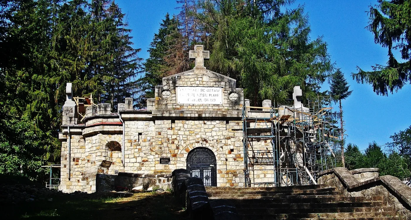 Soveja - Mausoleul Eroilor foto 1