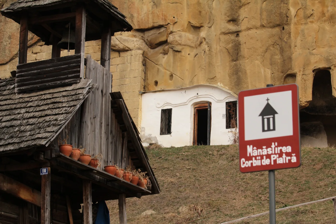 Brădetu - Schitul Corbii de Piatră