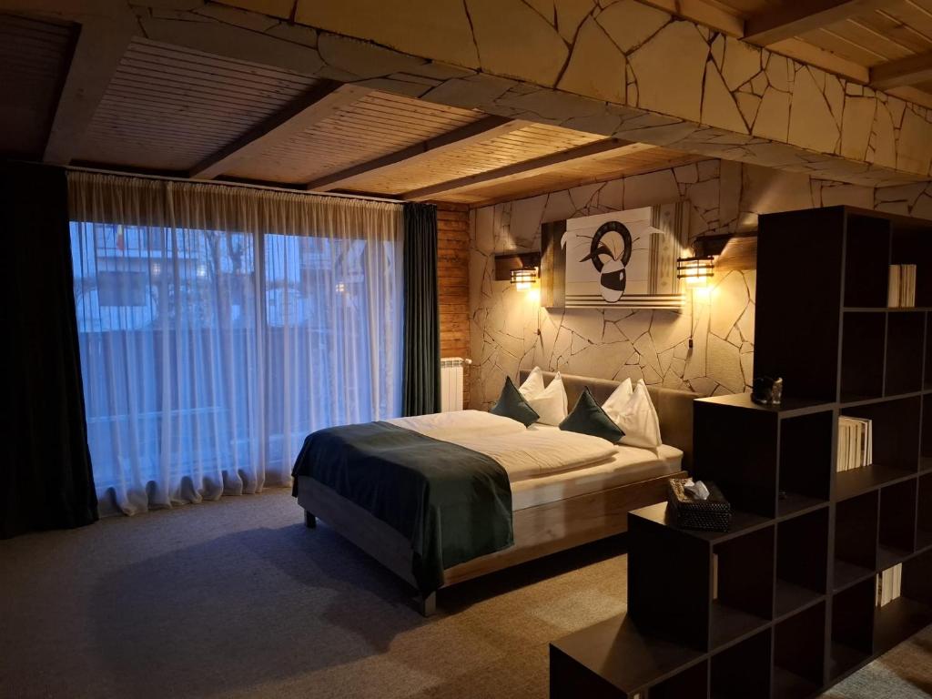 Edelweiss Cozy Lodge cu Semineu, Saună și Terasă — foto 28