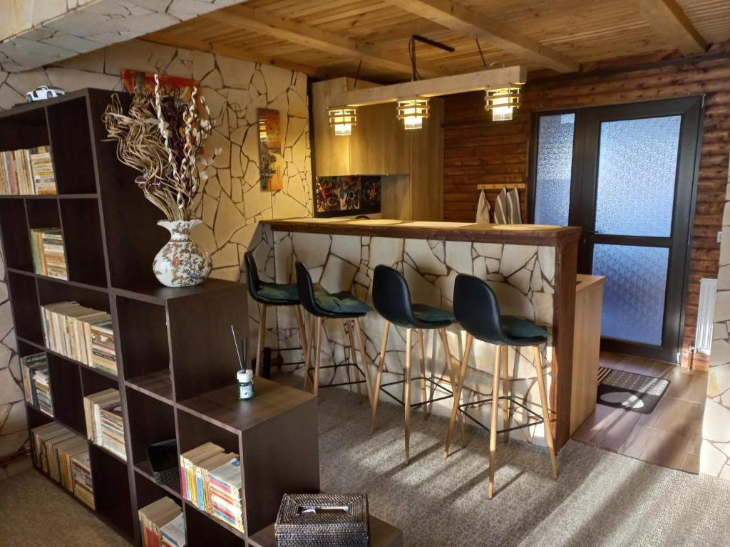 Edelweiss Cozy Lodge cu Semineu, Saună și Terasă — foto 5