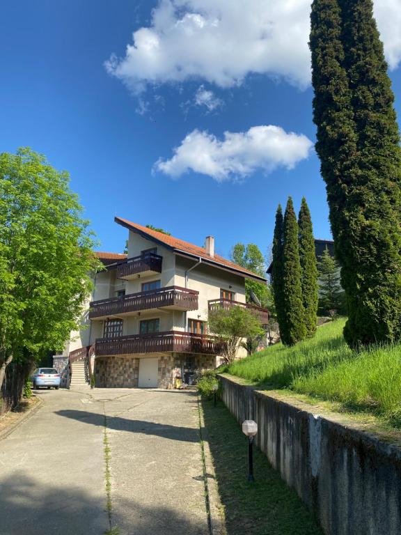 Bellestay, Brasov
