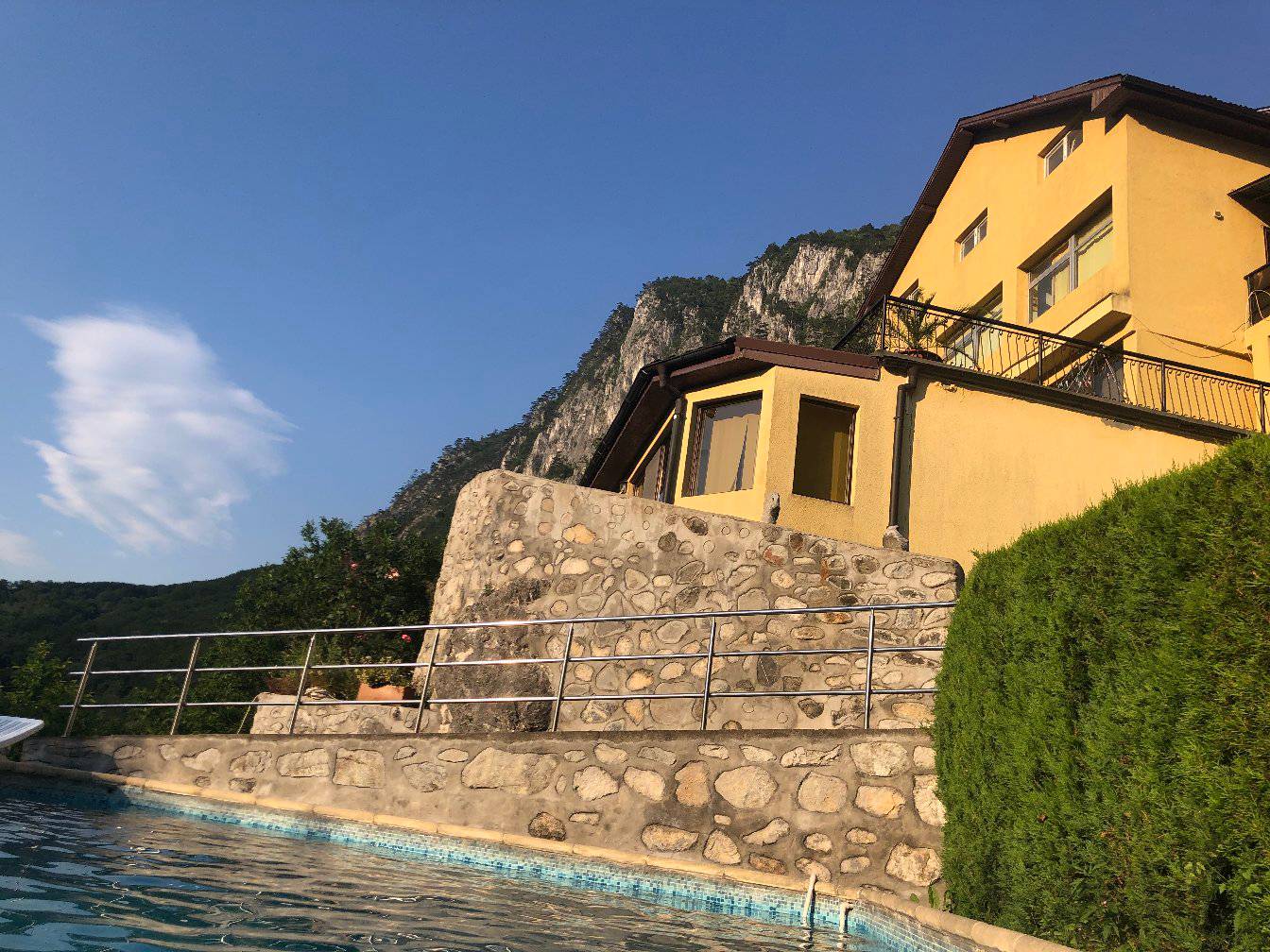 La Matei, Baile Herculane — Vilă în Băile Herculane