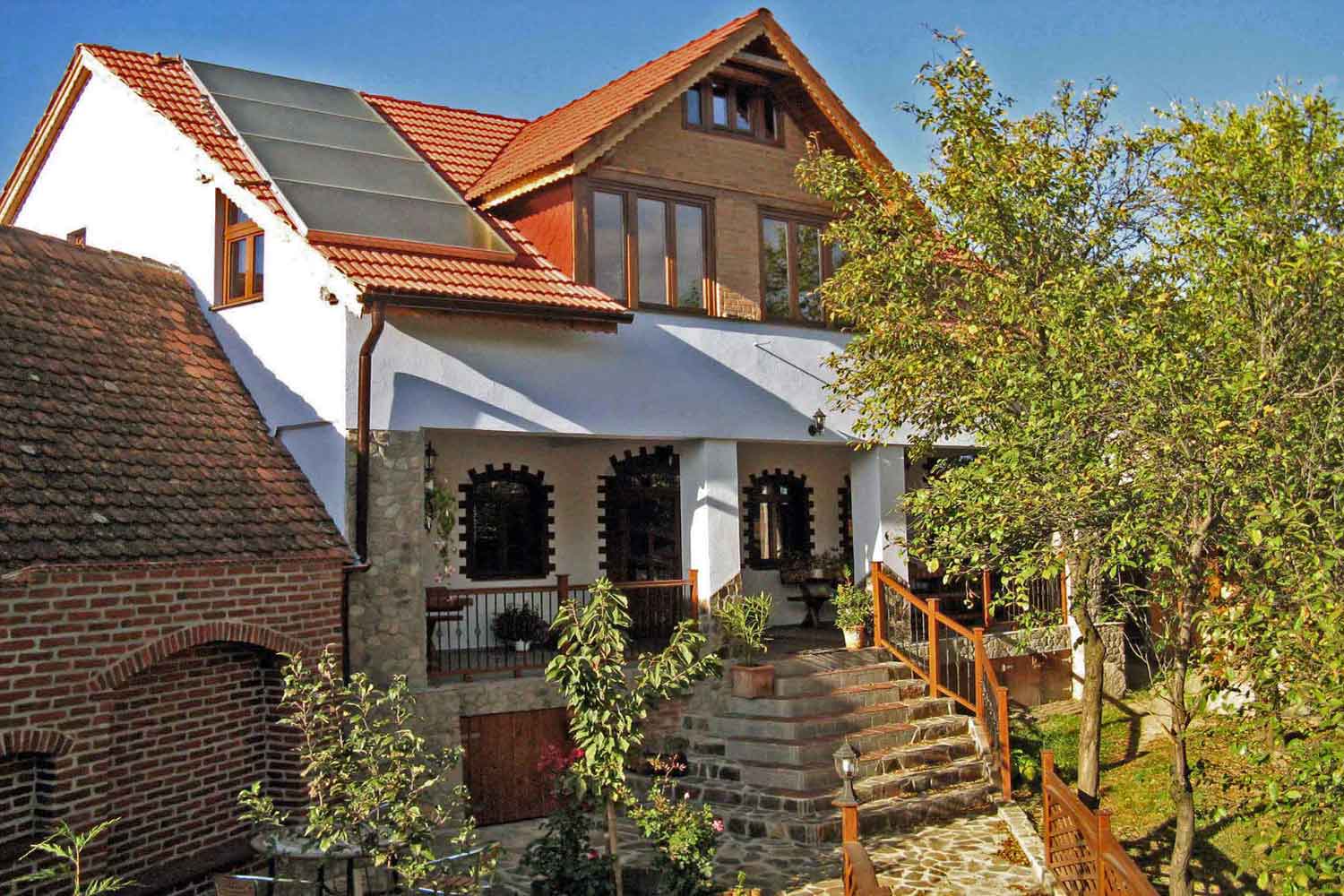 • Casa Crina • vilă rustică la poalele munților în Mărginimea Sibiului • 4 camere, 4 băi, living cu bucătărie ṣi ṣemineu, terasă mare • 8 persoane — Vilă în Sibiu