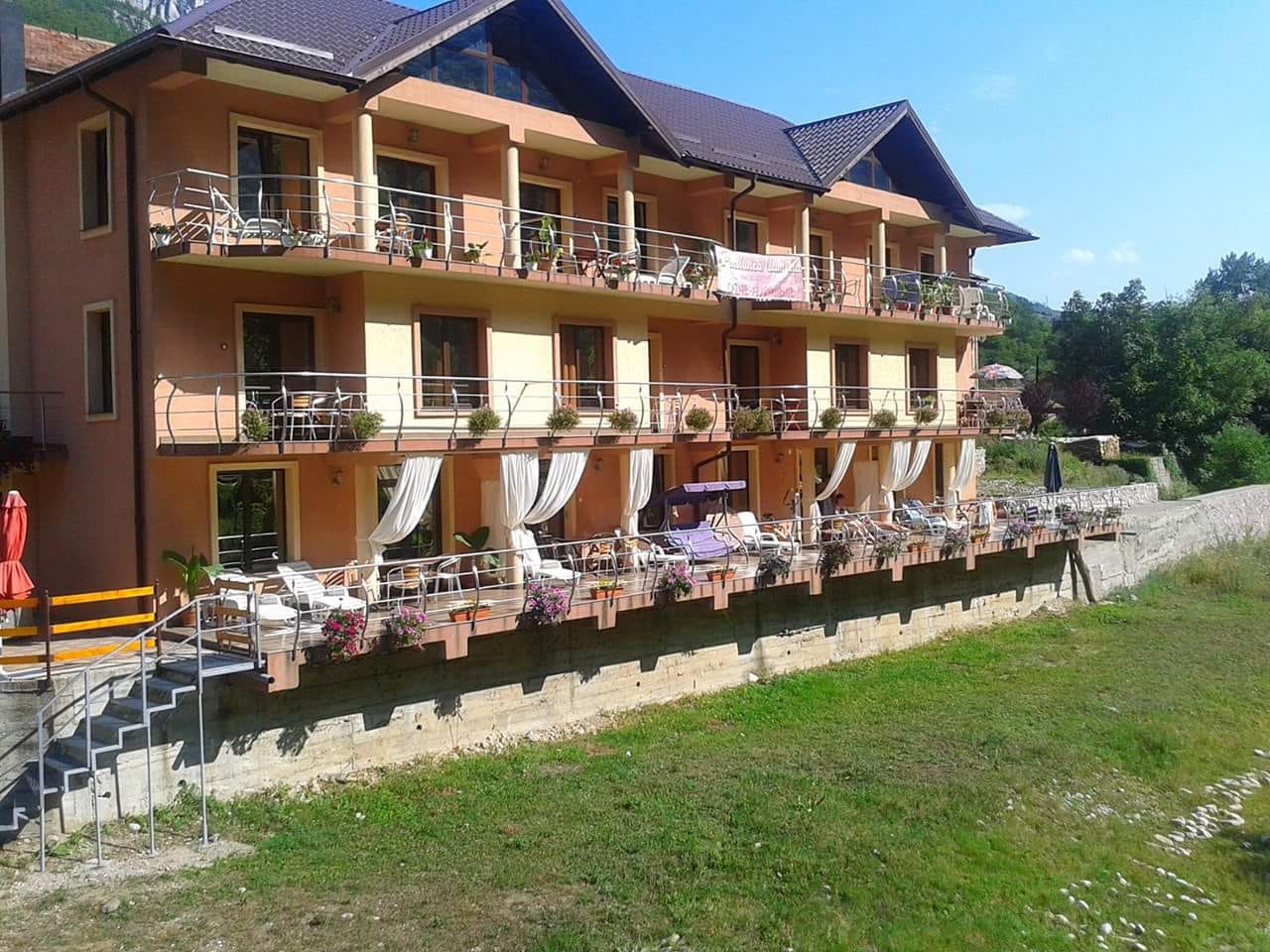 Pensiunea Camelia, Baile Herculane — Pensiune în Băile Herculane