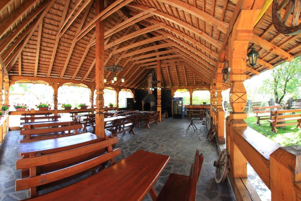 Pensiunea Lacramioara, Săcel, Maramureş — foto 49